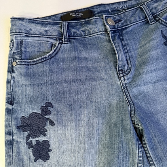 Simply Vera Wang Denim Blue Jean Mid-Rise Shorts Stretch Embroidered Floral Sz 6 - Picture 4 of 9